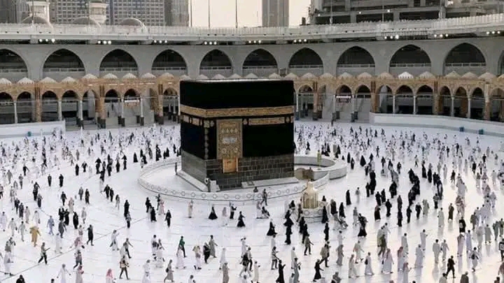Saudi Arabia Warns Umrah Pilgrims to Leave by April 29 or Face Jail and Deportation